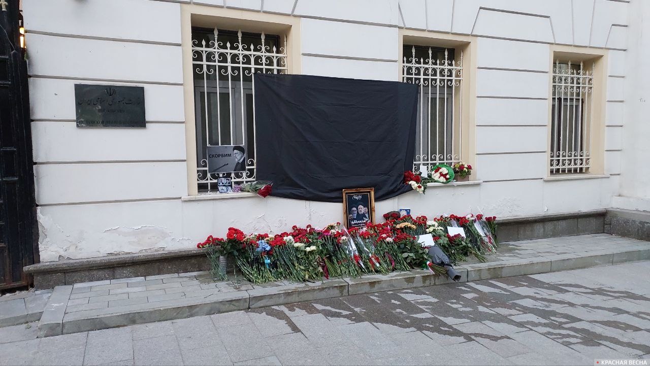 Цветы у посольства Ирана в память о Раиси.