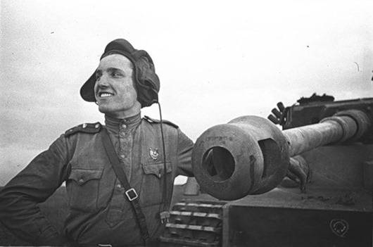 Старший лейтенант Иван Шевцов рядом с подбитым им немецким танком «Тигр»