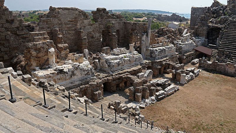 Руины амфитеатра в Сиде