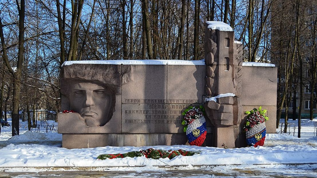 Памятник Герою Советского Союза Федору Полетаеву