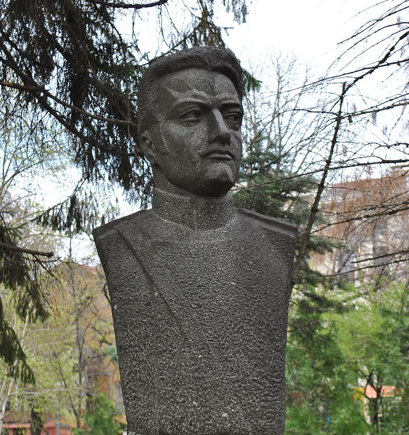 Бюст А. П. Бураго в городском саду Пловдива