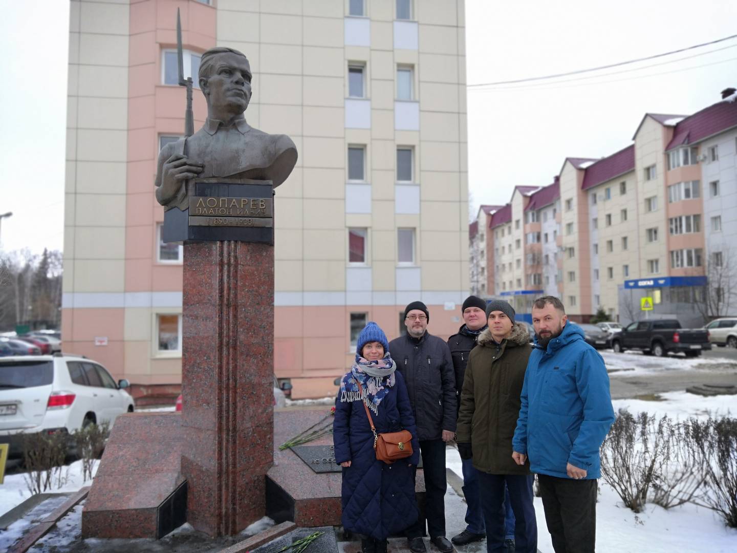 Возложение цветов памятнику П.И. Лопареву. Ханты-Мансийск. 7 ноября 2019 год
