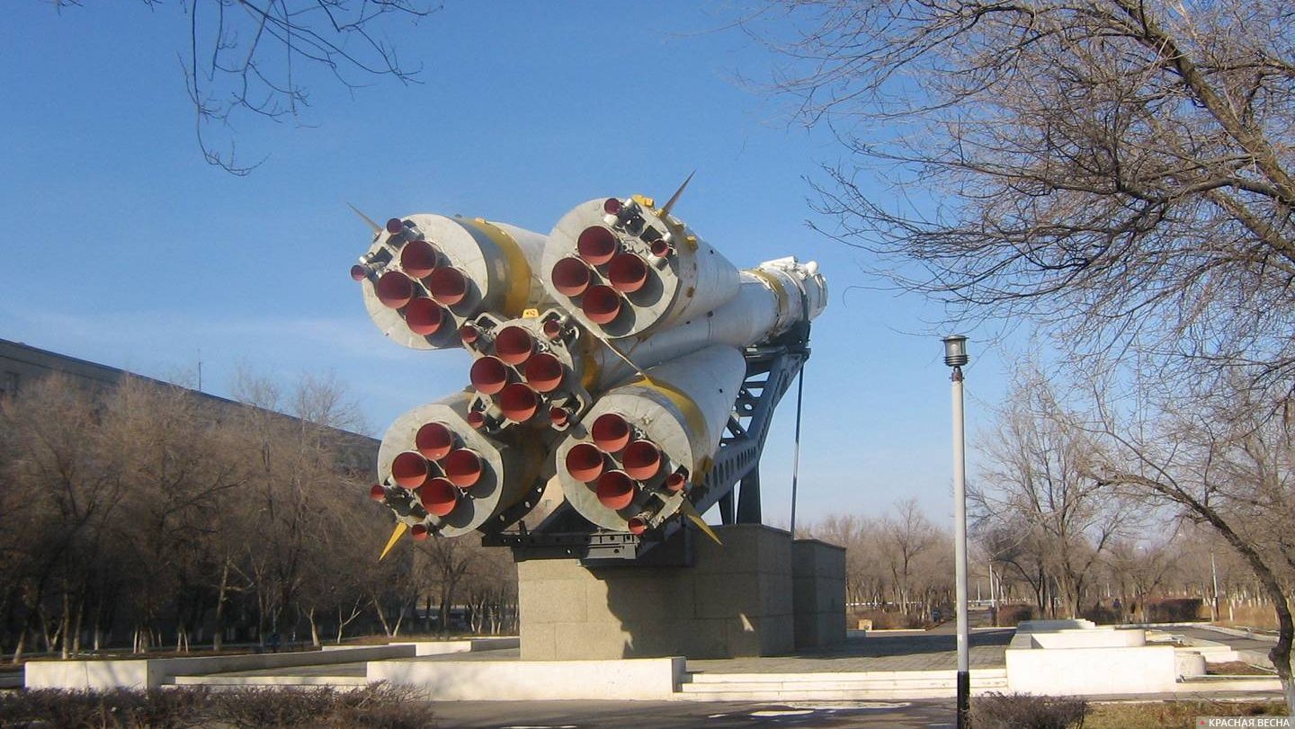 Памятник ракета-носитель Союз. Байконур