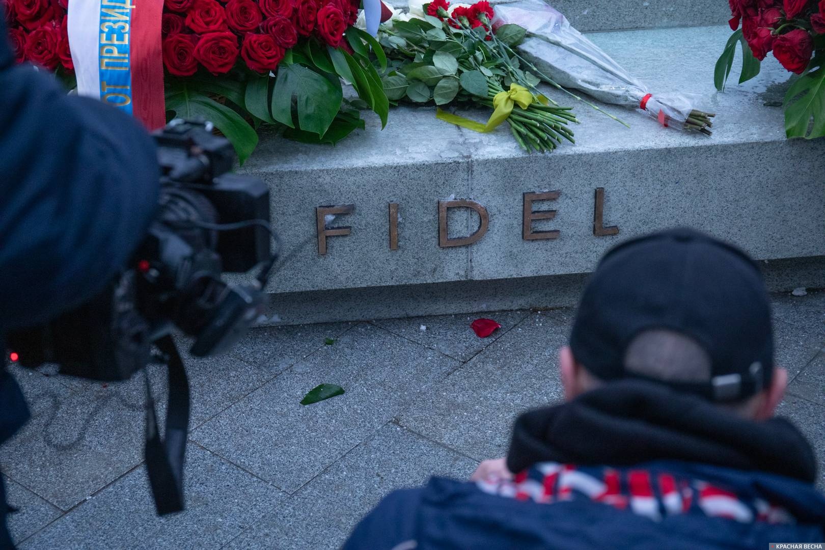 Сотрудники телеканалов, снимающие видеоматериал об открытии памятника Фиделю Кастро в Москве