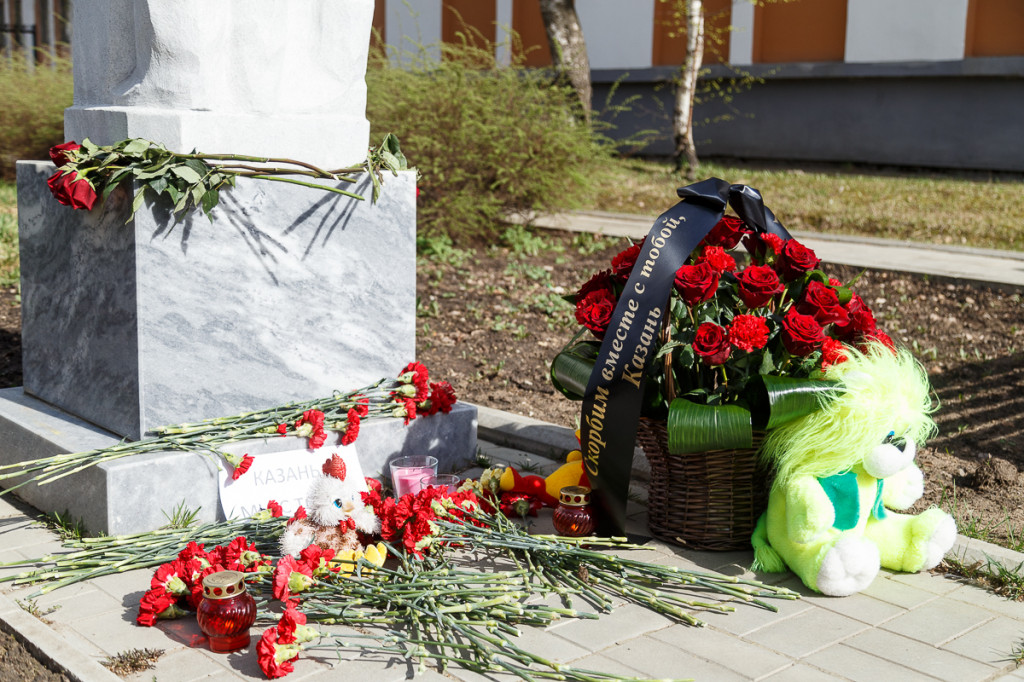 Импровизированный мемориал в память о погибших в казанской школе в Сыктывкаре