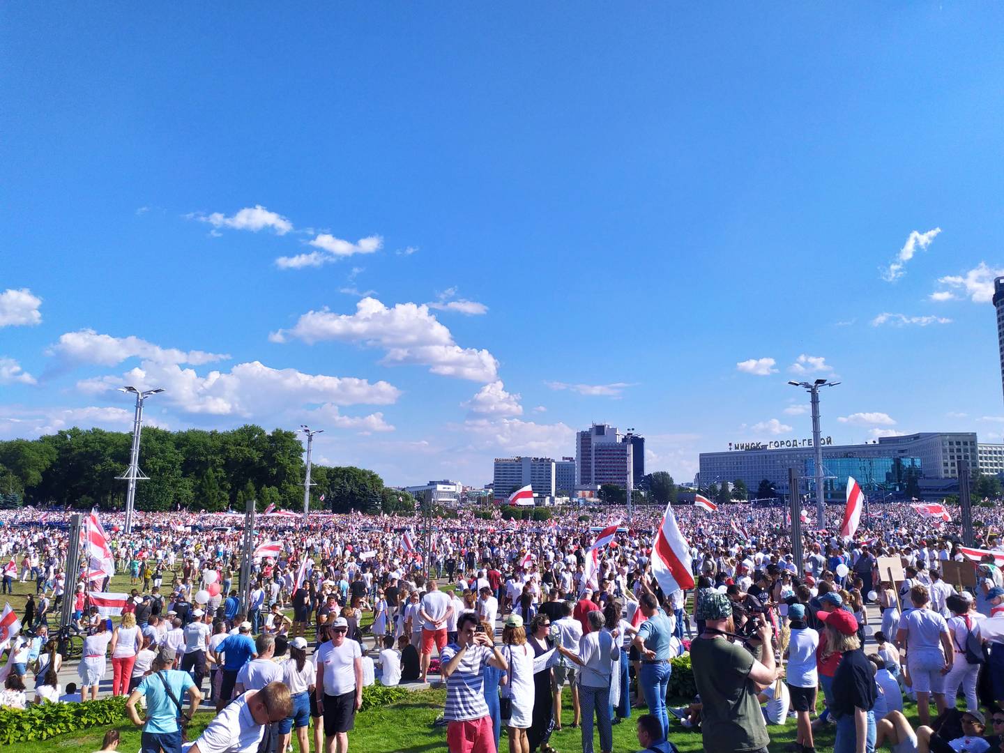 Митинг около стеллы «Минск — город-герой», Минск. 16 августа 2020 г. (Фото — Melirius)