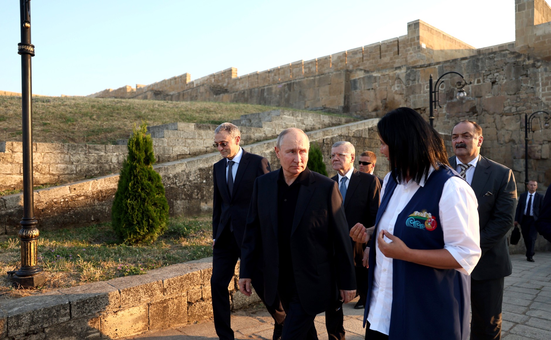 Владимир Путин в ходе посещения цитадели Нарын-Кала