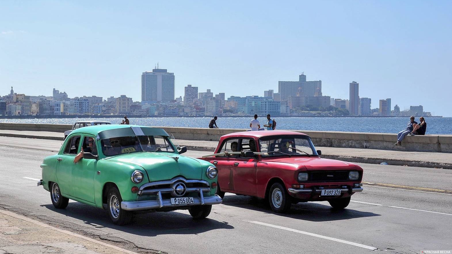 Машины на набережной Малекон. Гавана. Куба