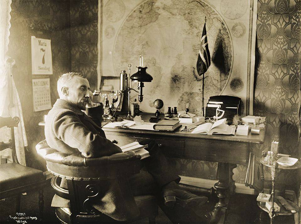 Руаль Амундсен в своем кабинете. 1910 г.