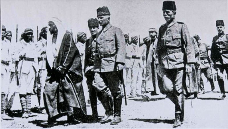 Фахреддин-паша инспектирует арабских солдат в Медине. фото Генштаба Турции