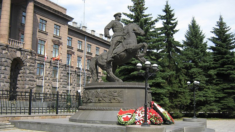 Памятник Георгию Жукову у здания штаба ЦВО. Екатеринберг