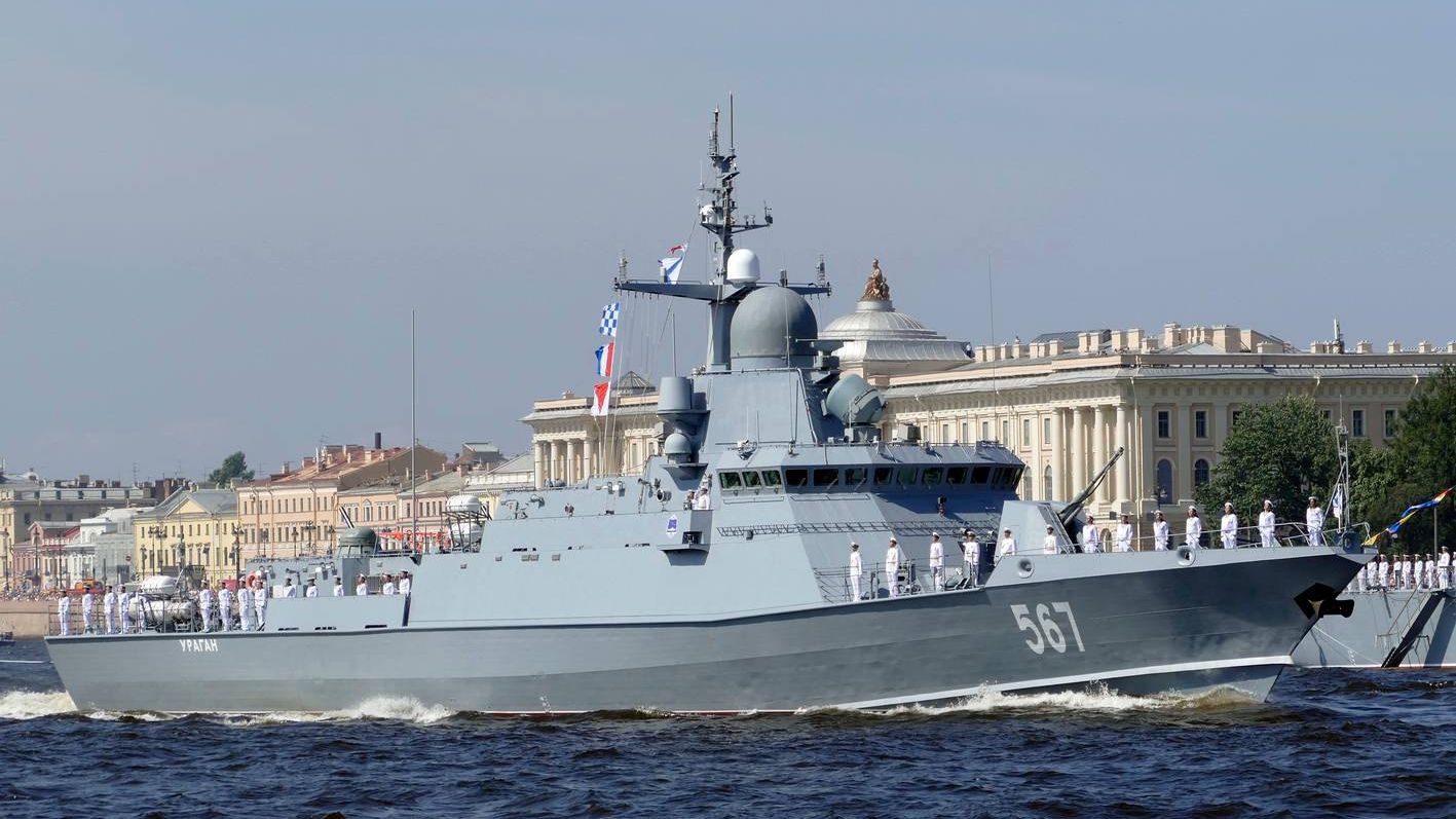 МРК «Ураган» на военно-морском параде в Санкт-Петербурге. 2018 год.