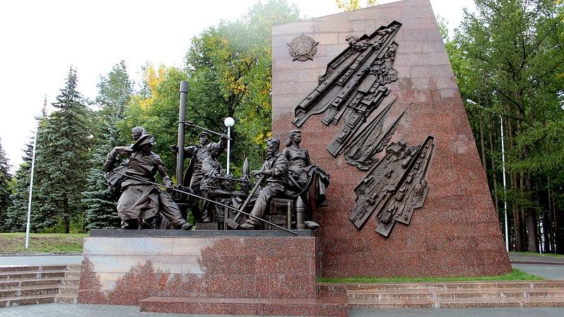Памятник труженикам тыла в парке Победы: Уфа, Башкортостан