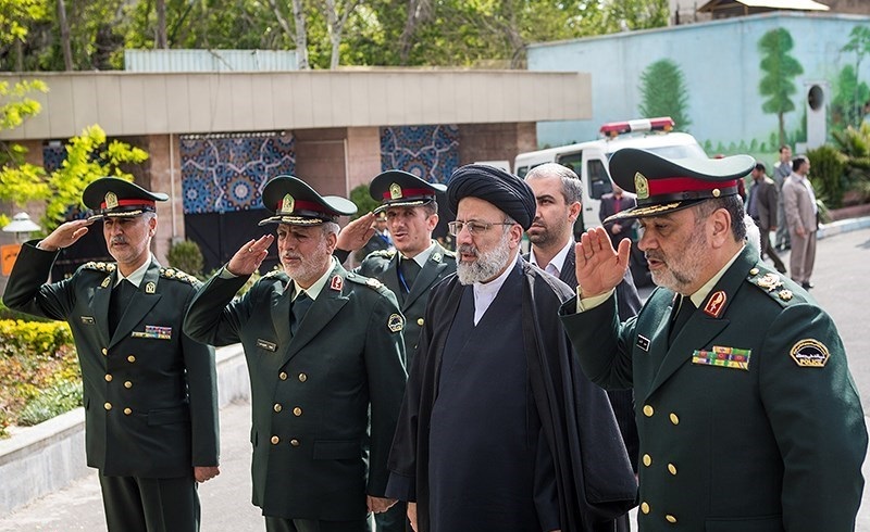 Президент Ирана Ибрахим Раиси с военными