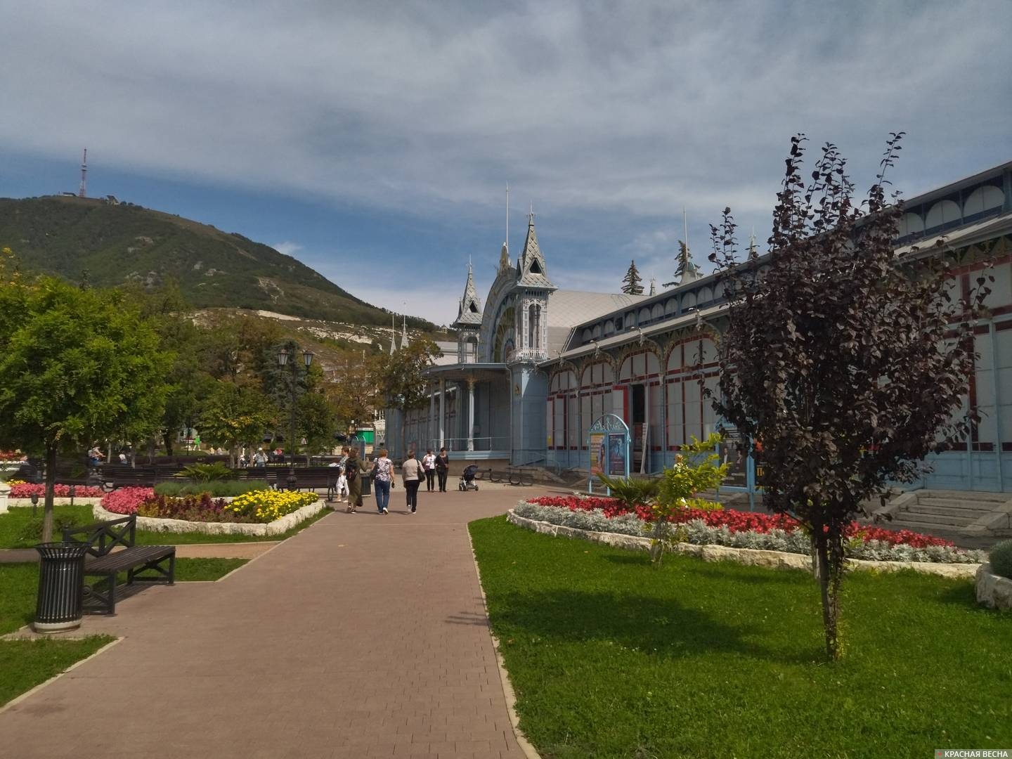 Пятигорск. Лермонтовская галерея на фоне горы Машук