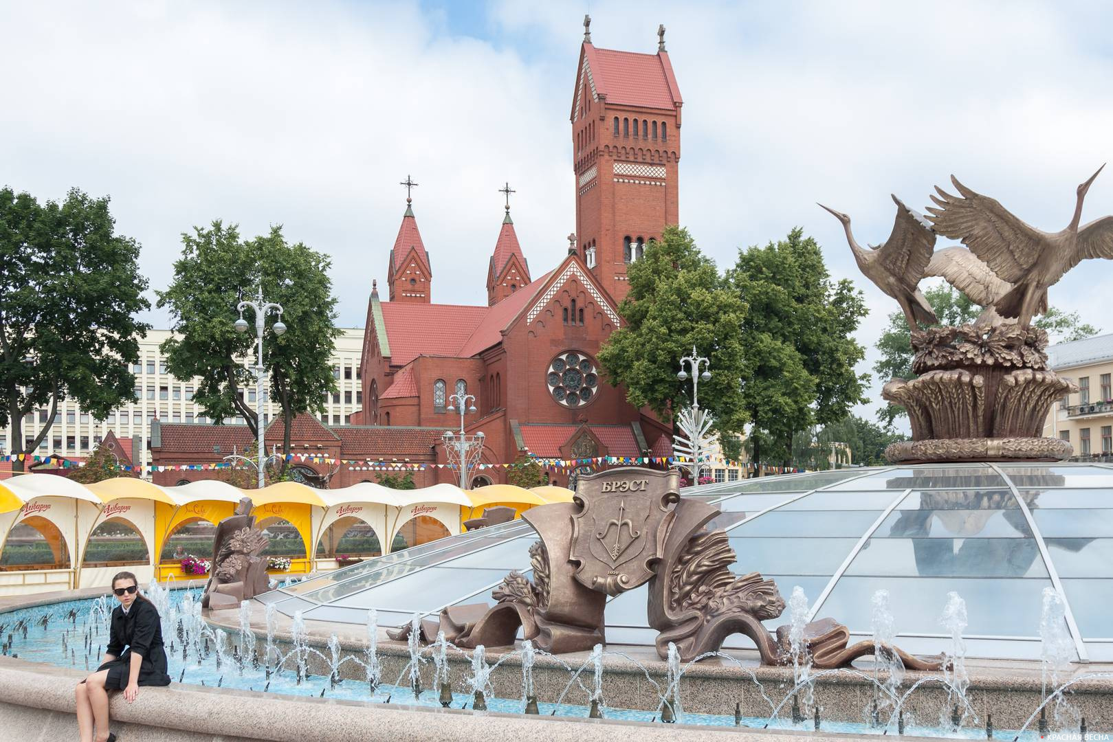Площадь Независимости и Костел Святого Симеона и Святой Елены, Минск, Белоруссия