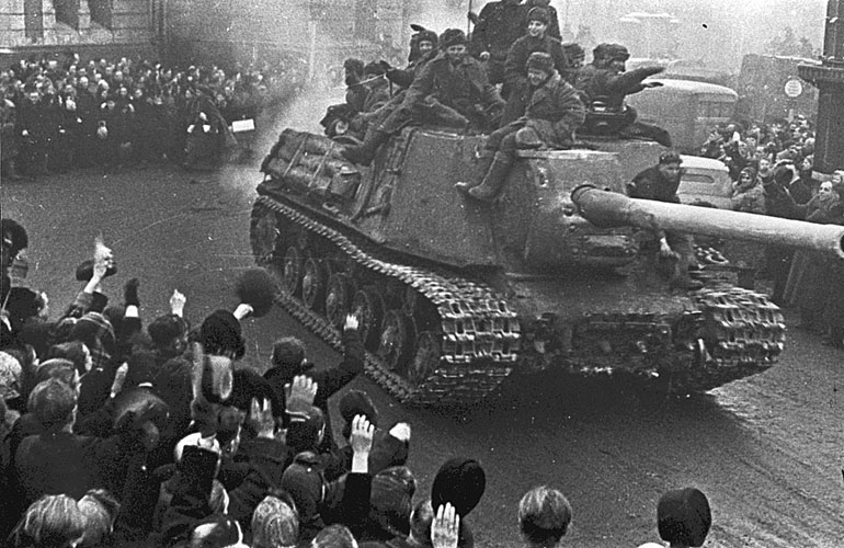 Жители Лодзи приветствуют советских танкистов, въезжающих в город [(cc0) vsr.mil.by]