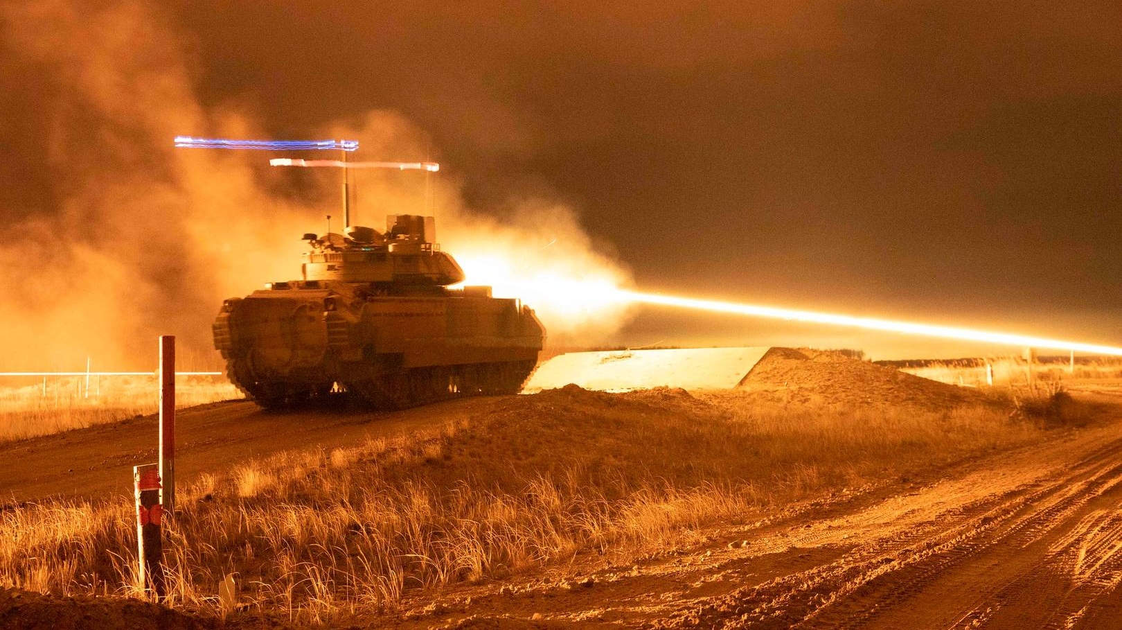 Бронетранспортер M2A3 армии США ведет огонь трассирующими боеприпасами
