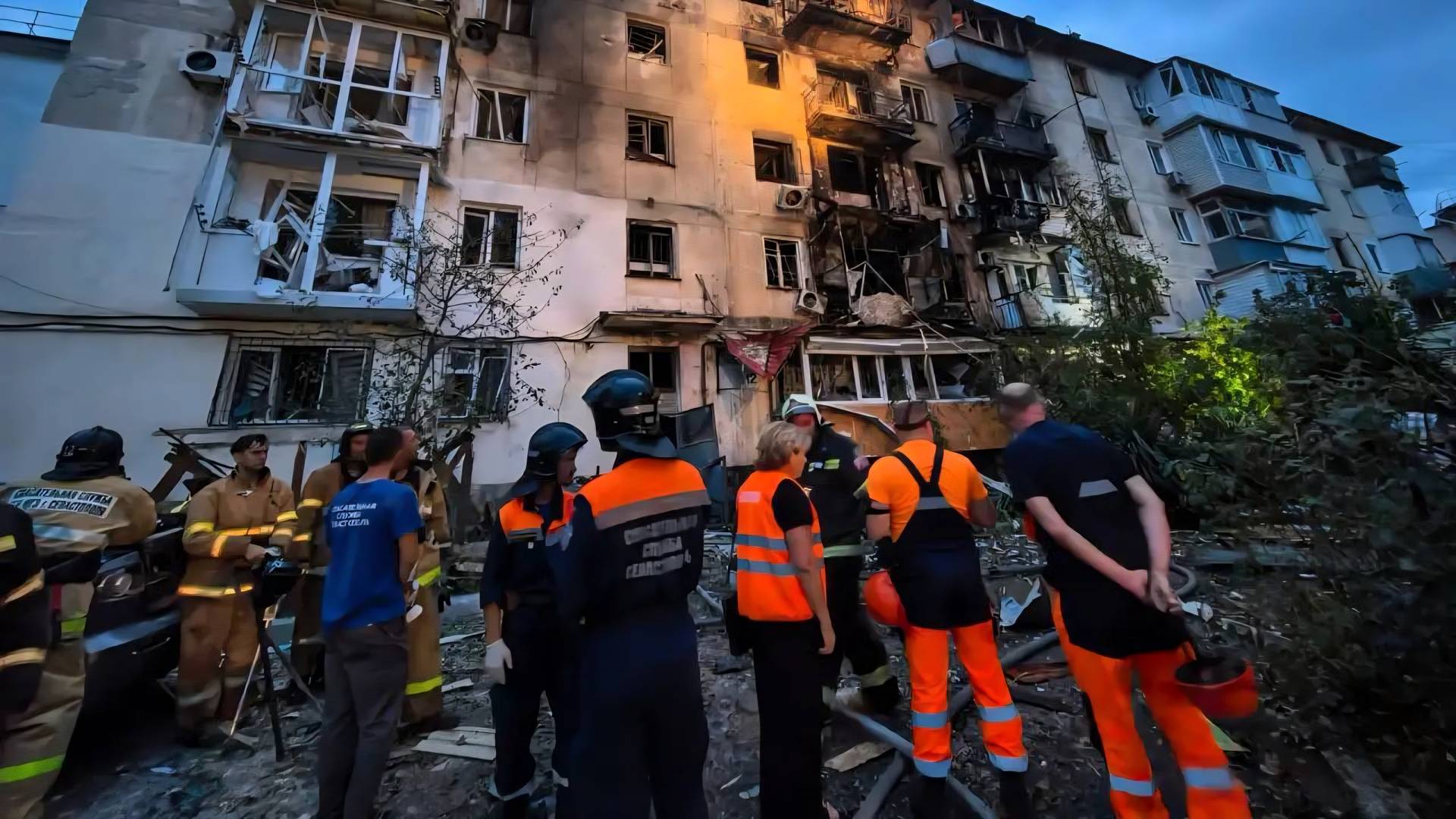 Многоэтажный дом в Севастополе после атаки ВСУ