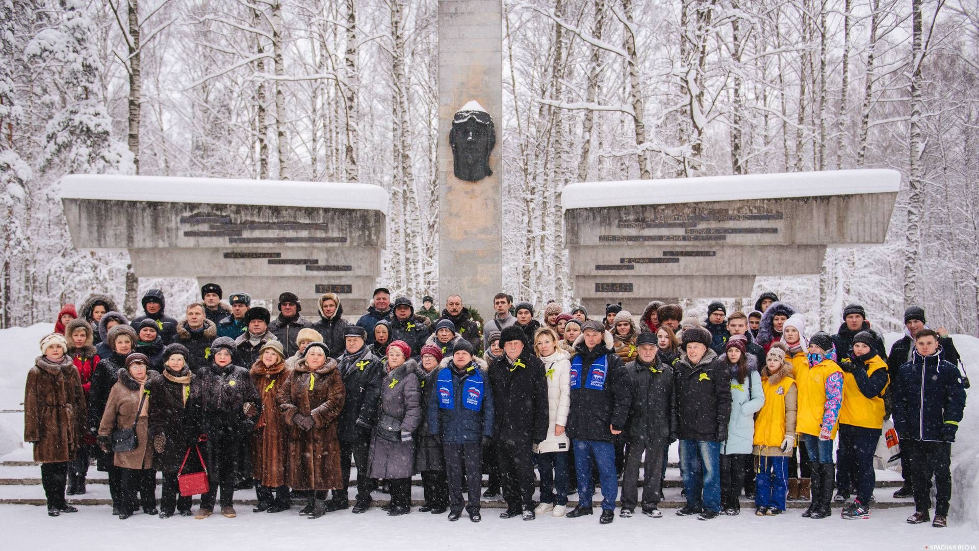 Возложение цветов к мемориалу «Защитникам Ленинградского неба» в Петербурге