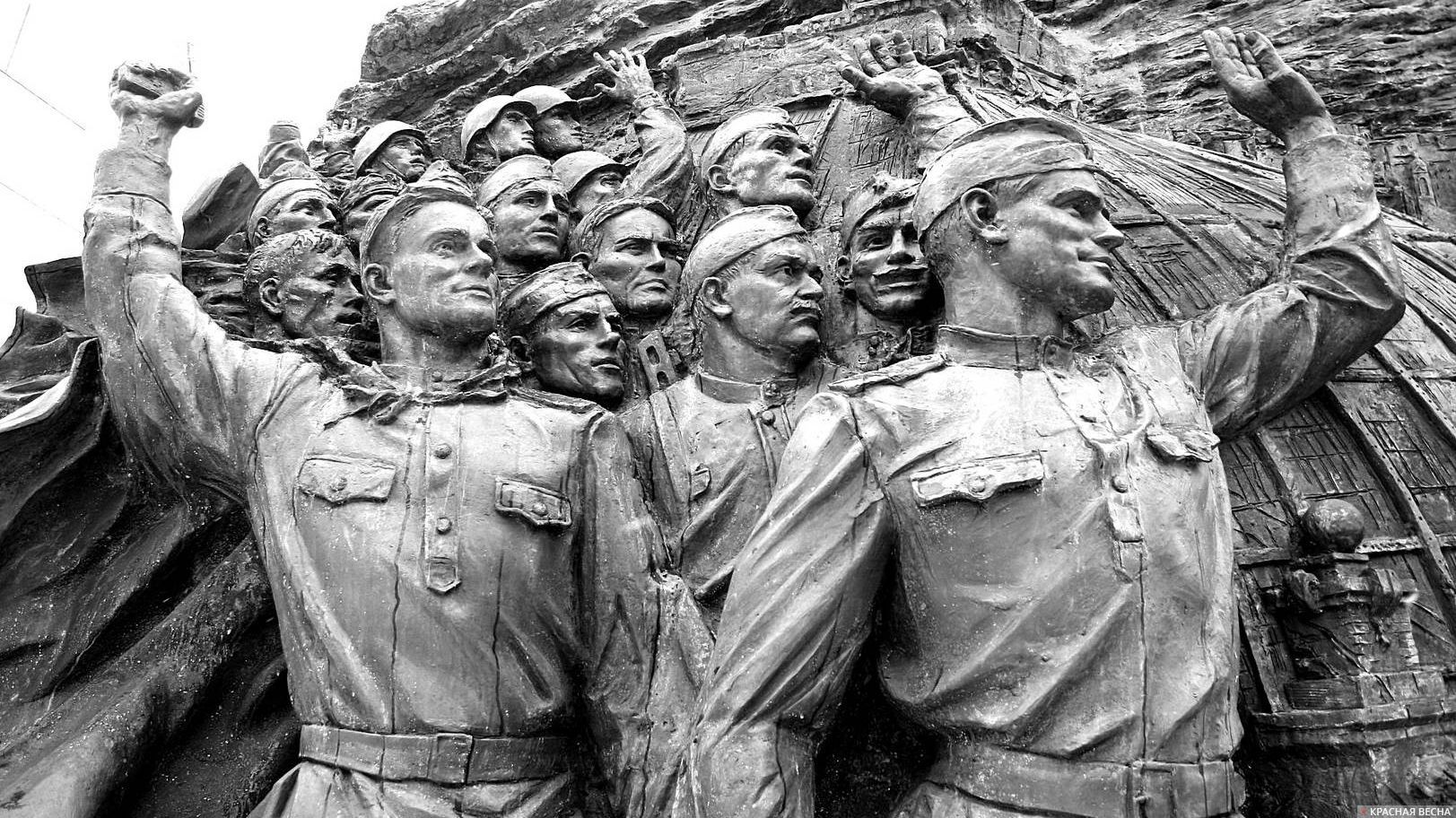 Фрагмент памятника «В борьбе против фашизма мы были вместе». Москва, Парк Победы