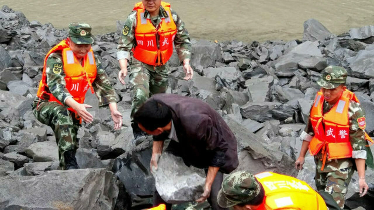спасатели из НОАК во время наводнения в Китае