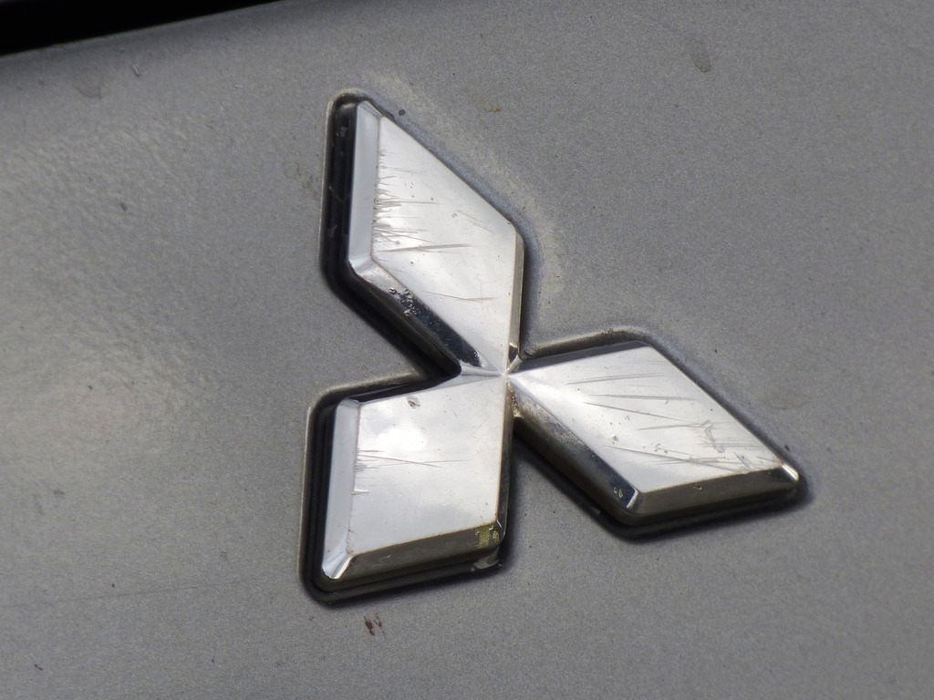 Эмблема Mitsubishi