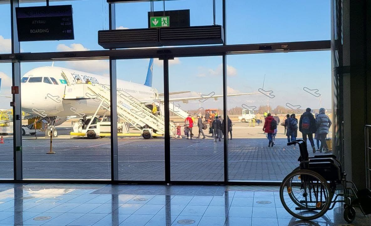 Посадка эвакуируемых с Украины граждан Казахстана на самолет