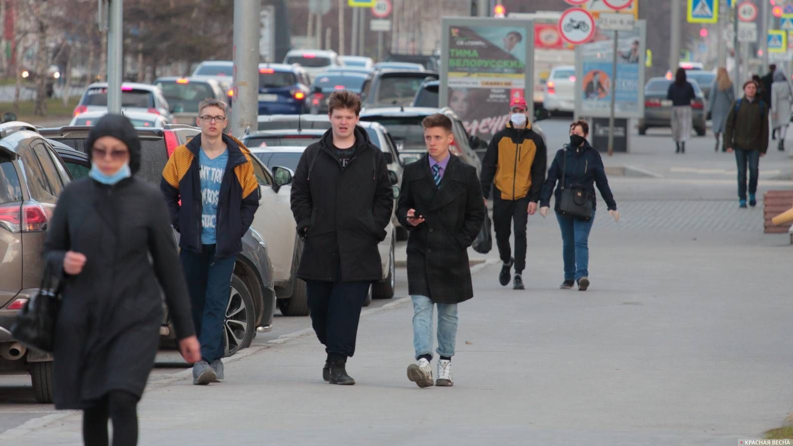 Барнаульцы гуляют по Ленинскому проспекту