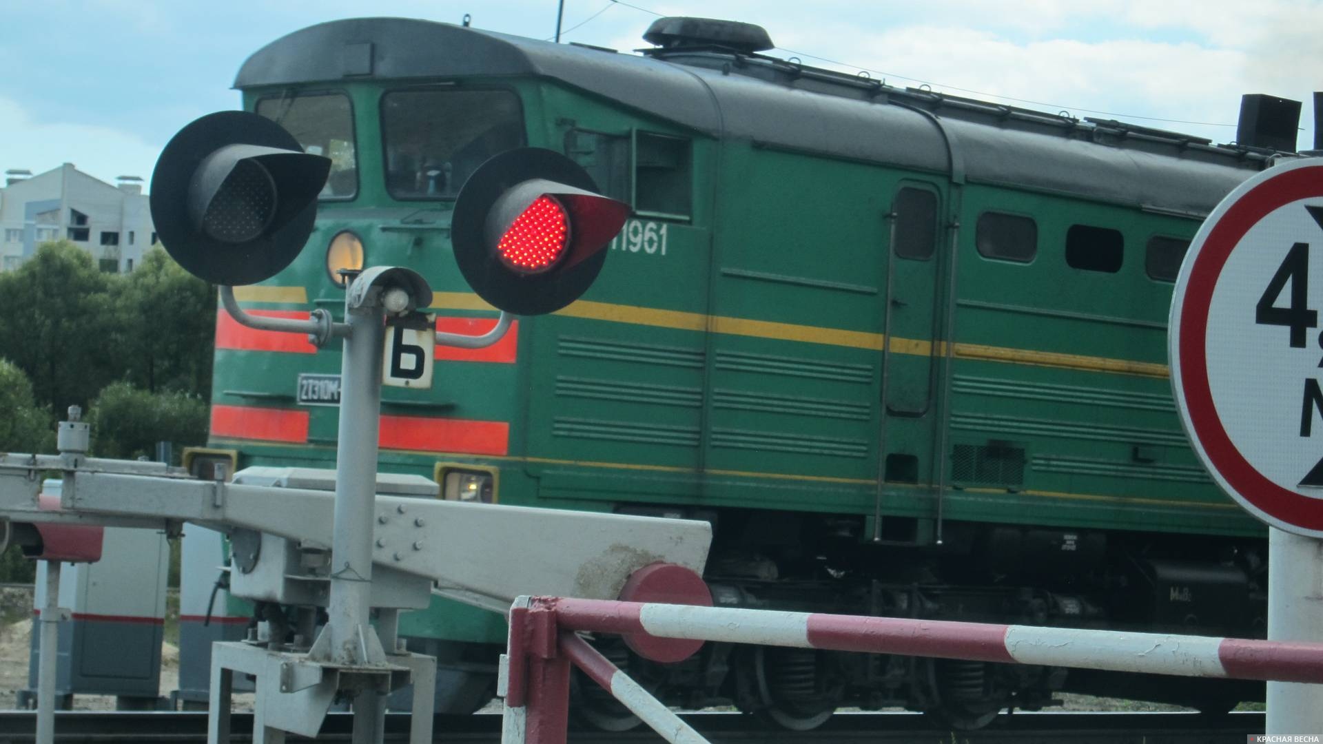 Видео жд переездов. Станция Арчеда Волгоградская. Железнодорожный переезд. ЖД переезд. Поезд на переезде.