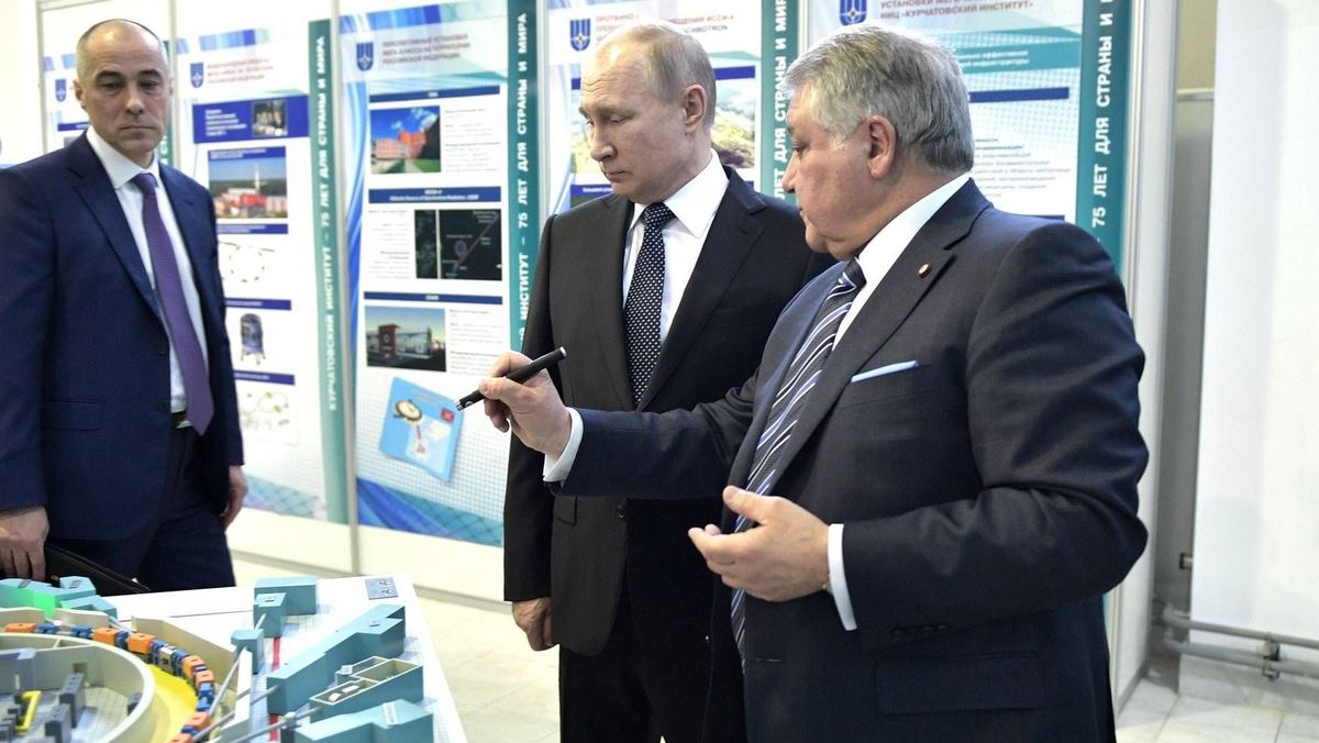 Владимир Путин с Денисом Минкиным и Михаилом Ковальчуком