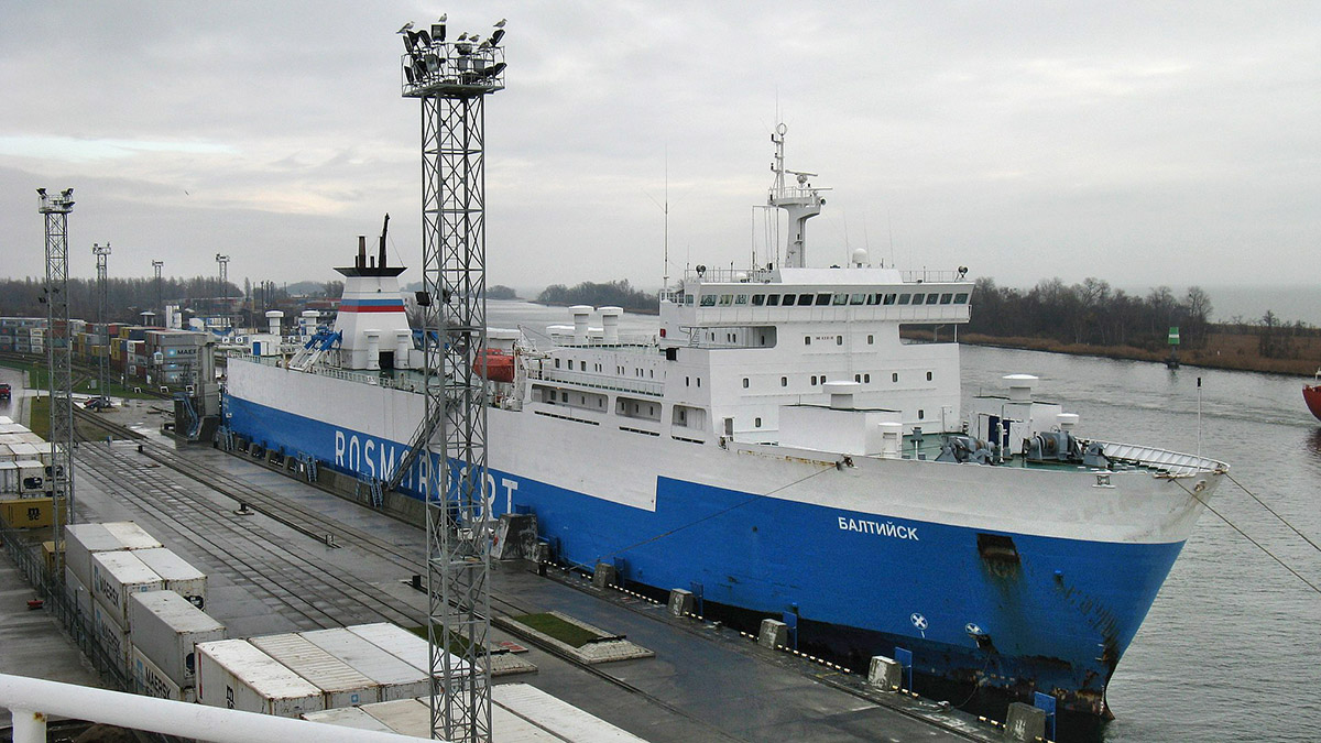 Паром «Балтийск» в порту Балтийска (2010 год)