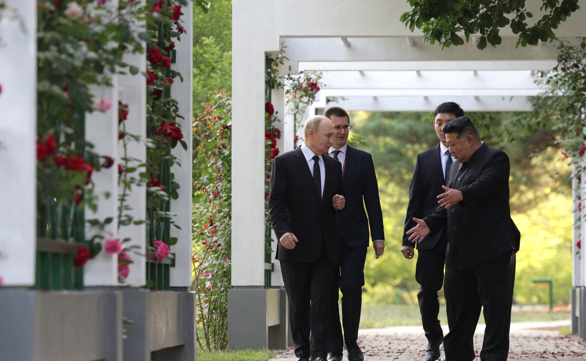 Владимир Путин и Ким Чен Ын во время прогулки по резиденции «Кымсусан». 2024 год