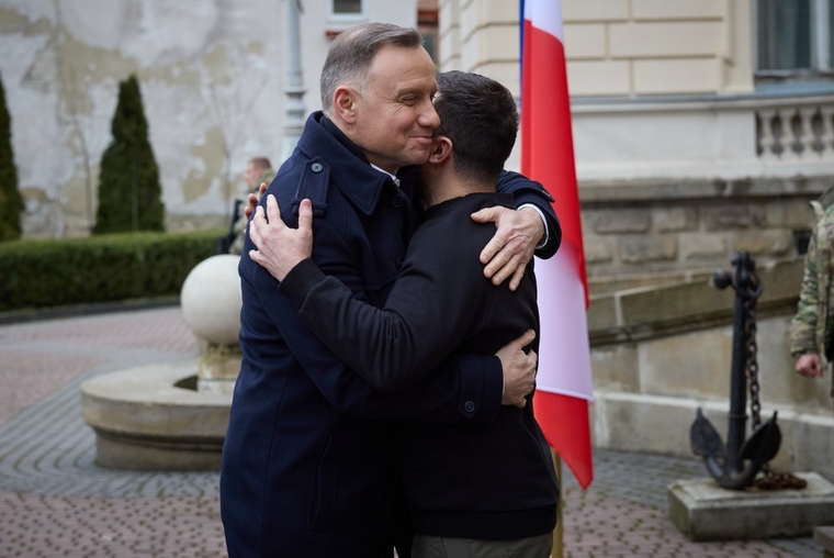 Президент Польши Анджей Дуда обнимает президента Украины Владимира Зеленского