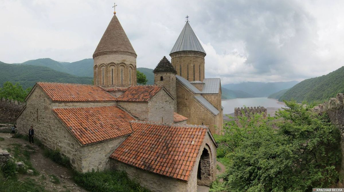Крепость и церковь. Ананаури. Грузия