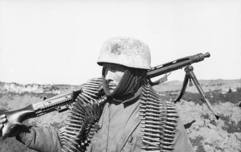 десантник фашистской Германии с пулеметом МГ-43 на территории СССР 1943 
