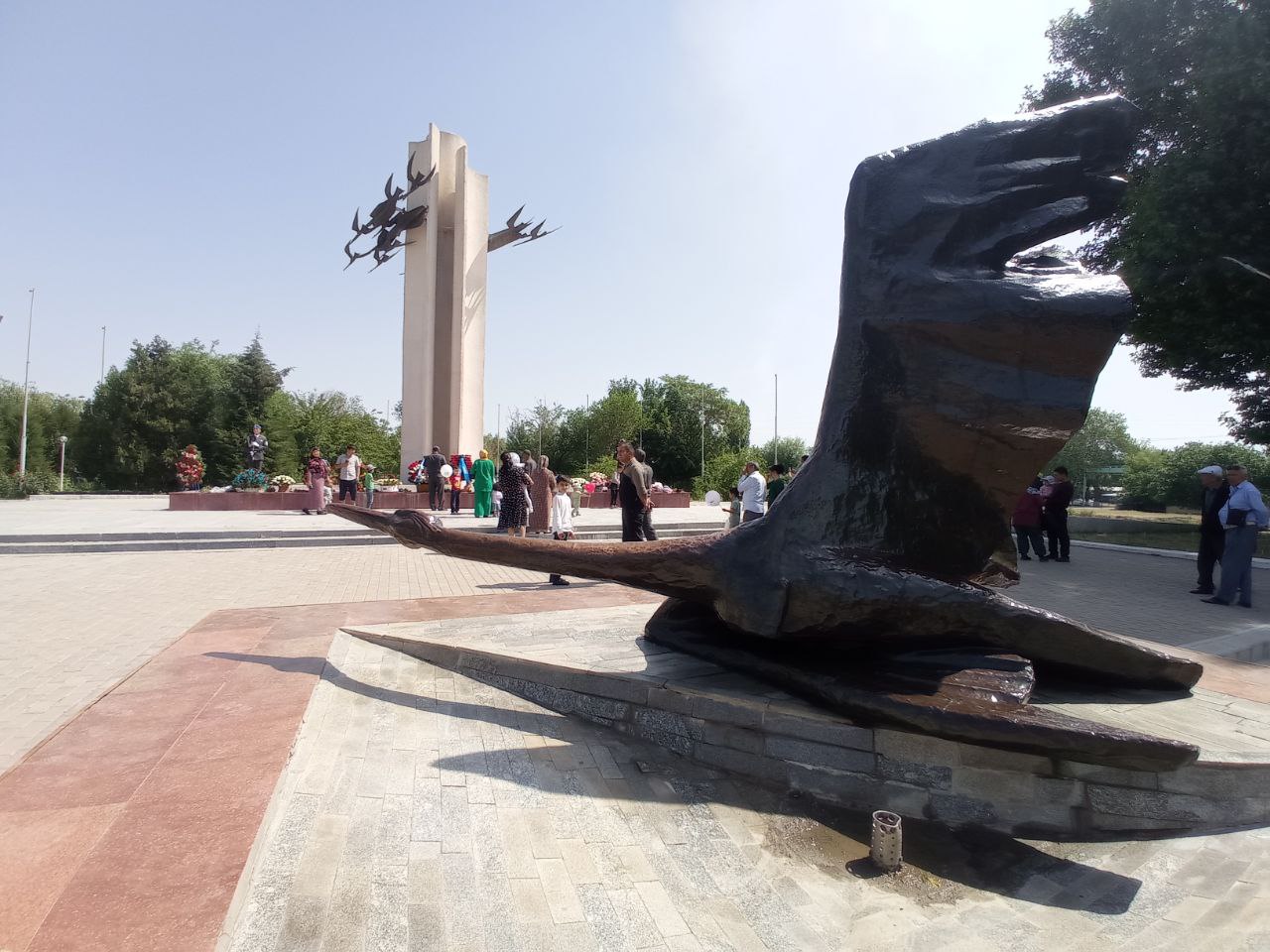 Жители Чирчика у памятника Журавли на 9 мая