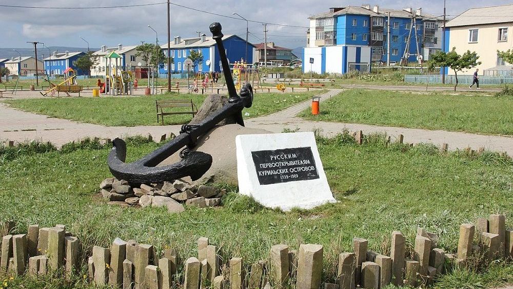 Памятник Русским первооткрывателям Курильских островов на центральной площади Южно-Курильска