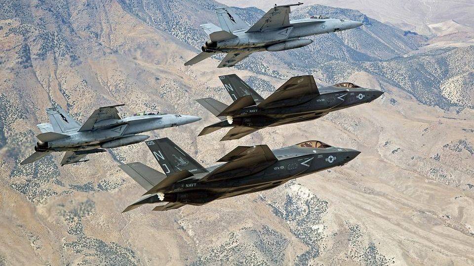 Военные самолеты f-35 (в центре)