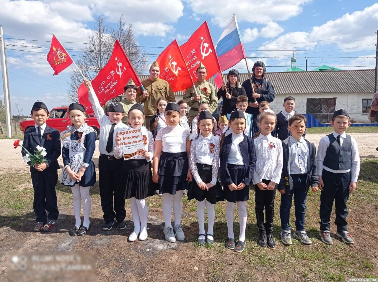 Школьники и жители села самостоятельно пришли к Памятнику Неизвестному Солдату