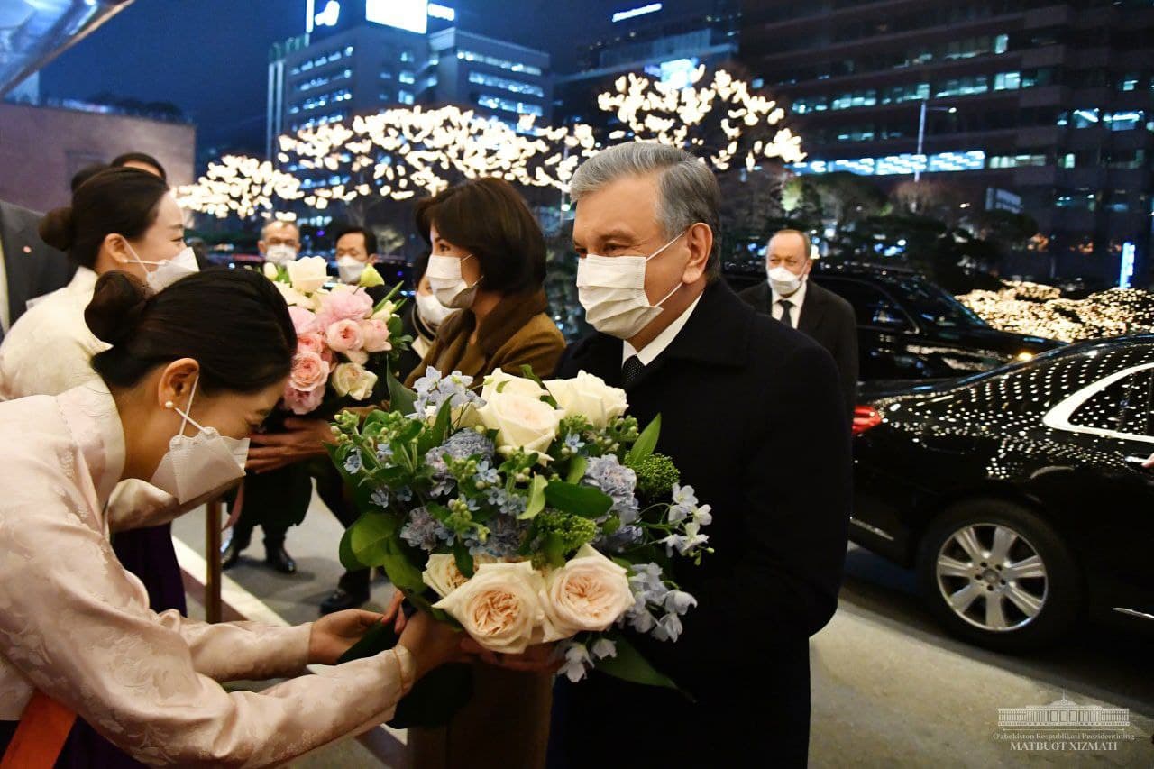 Президент Узбекистана Шавкат Мирзиёев с женой в Сеуле