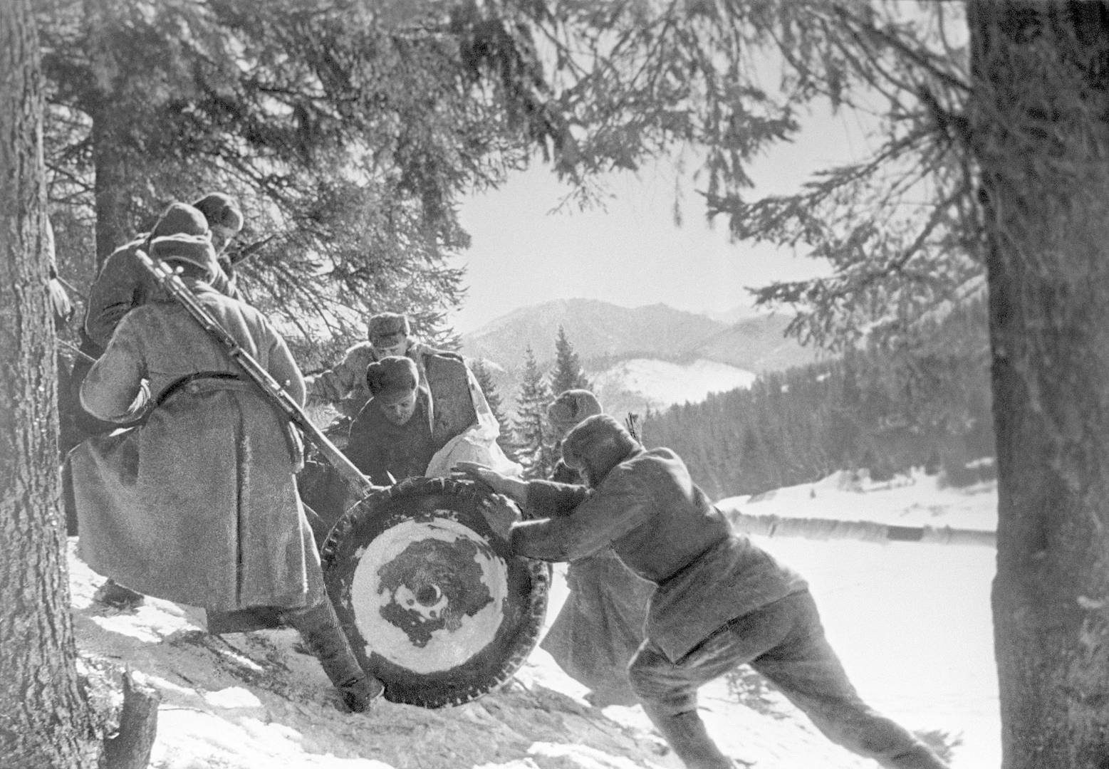 Макс Альперт. Бойцы 4-го Украинского фронта перемещают вверх по склону 45-мм противотанковую пушку образца 1942 г. (М-42) в Карпатских горах. Январь–март 1945