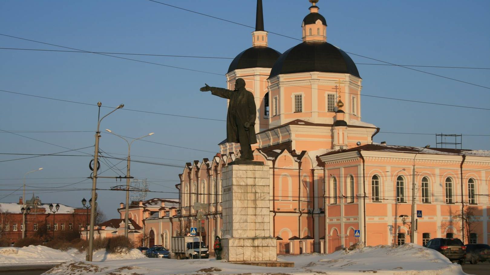 Ленин и церковь. Памятник Ленину. Богоявленский Собор. Площадь Ленина. Томск