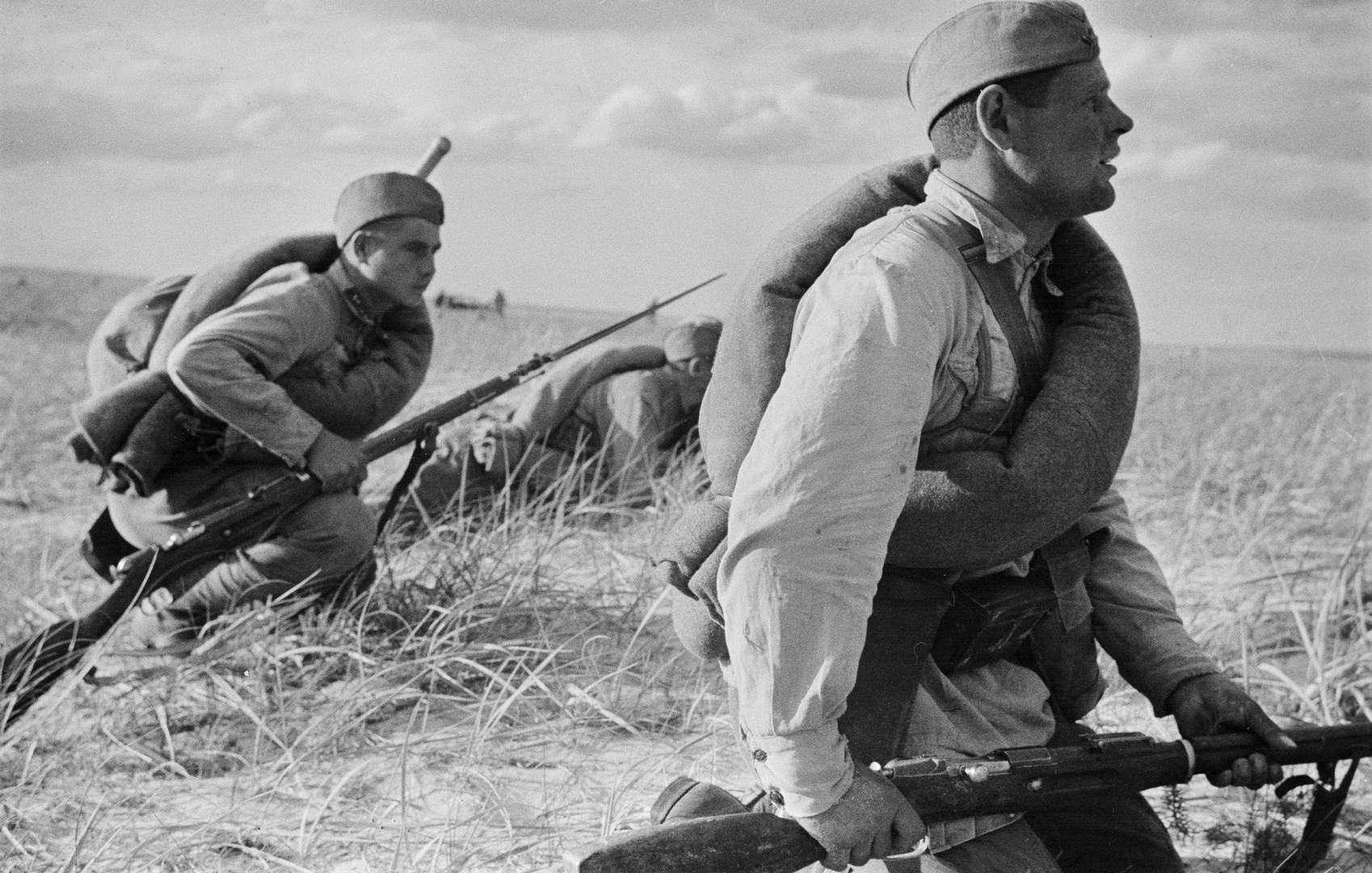 Советские солдаты в поле во время наступления на Харьковском направлении. 1942
