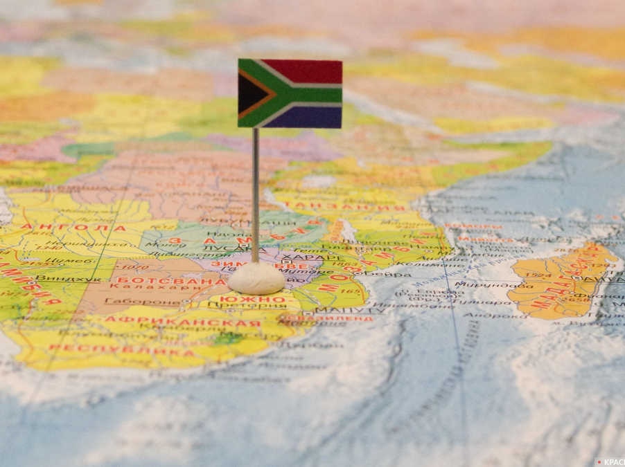Южно-Африканская республика с флагом на карте мира