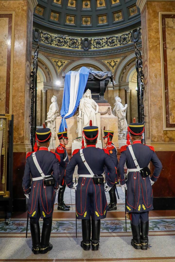 Смена караула у мавзолея генерала-освободителя Хосе де Сан-Мартина