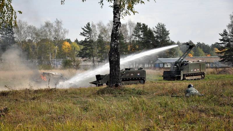 Уран-14 и Уран-6 проводят тушение пожара