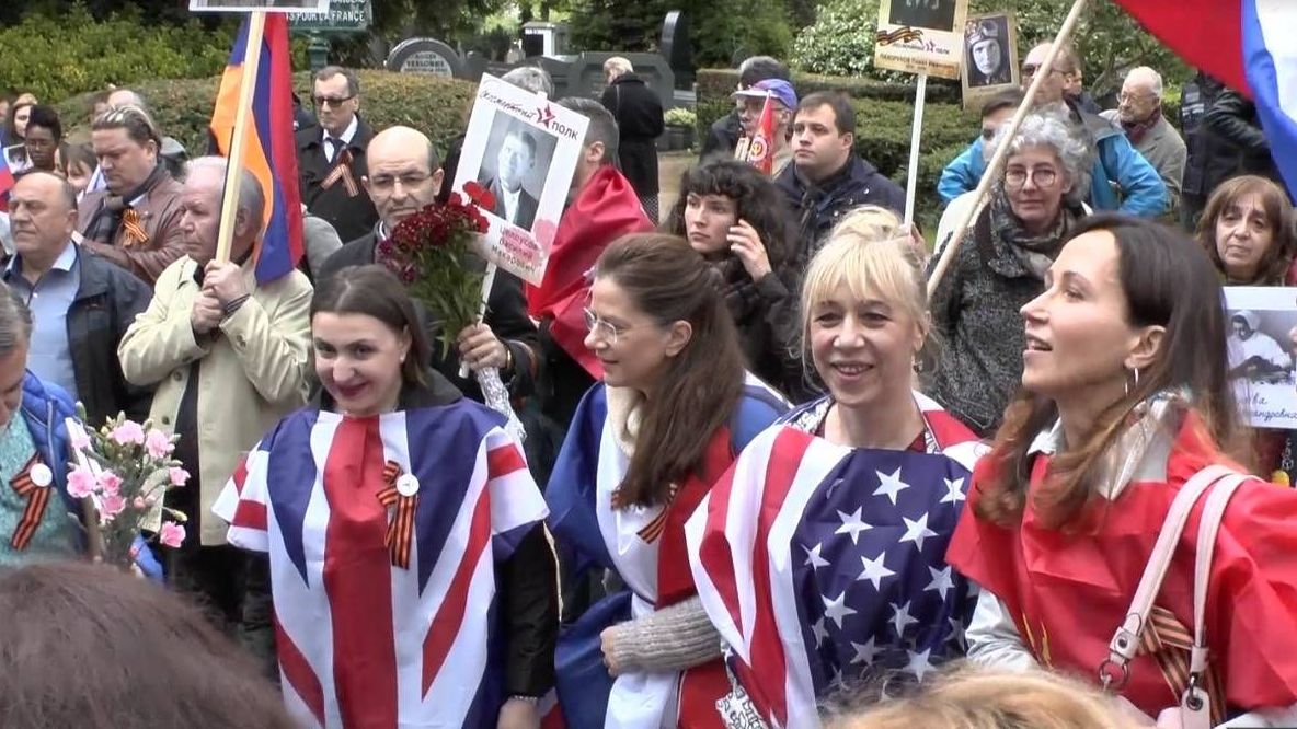 Девушки в  платьях под цвет флагов СССР, Англии, США и Франции. 