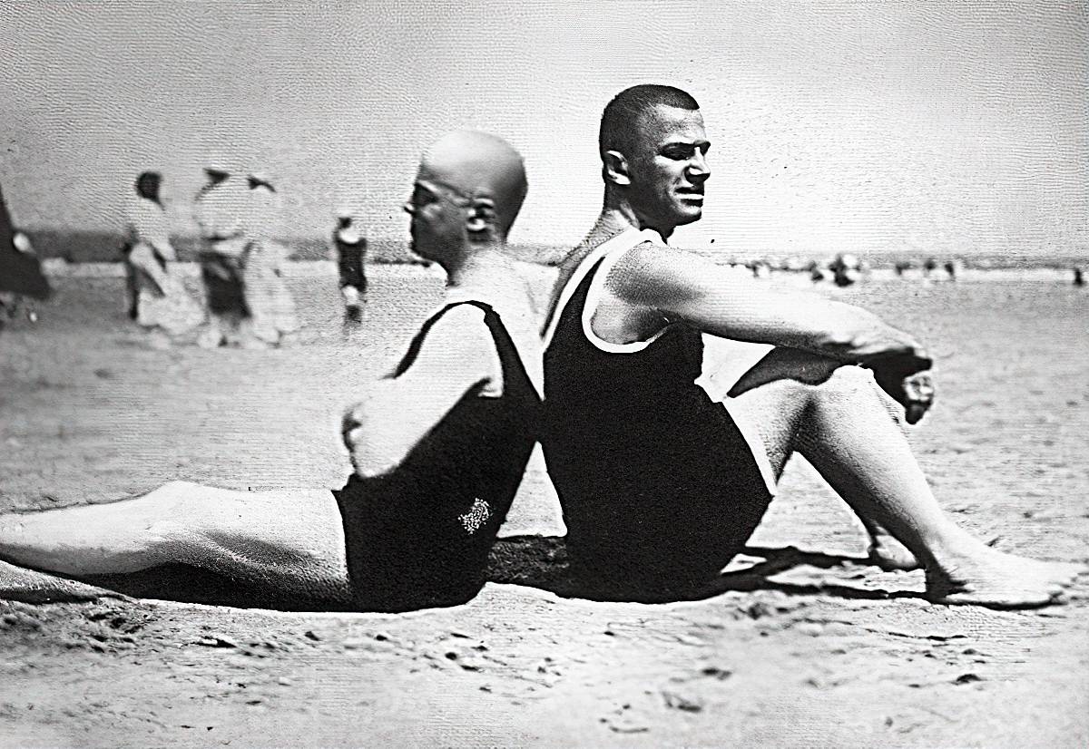 Виктор Шкловский и Владимир Маяковский на пляже в Германии. 1923