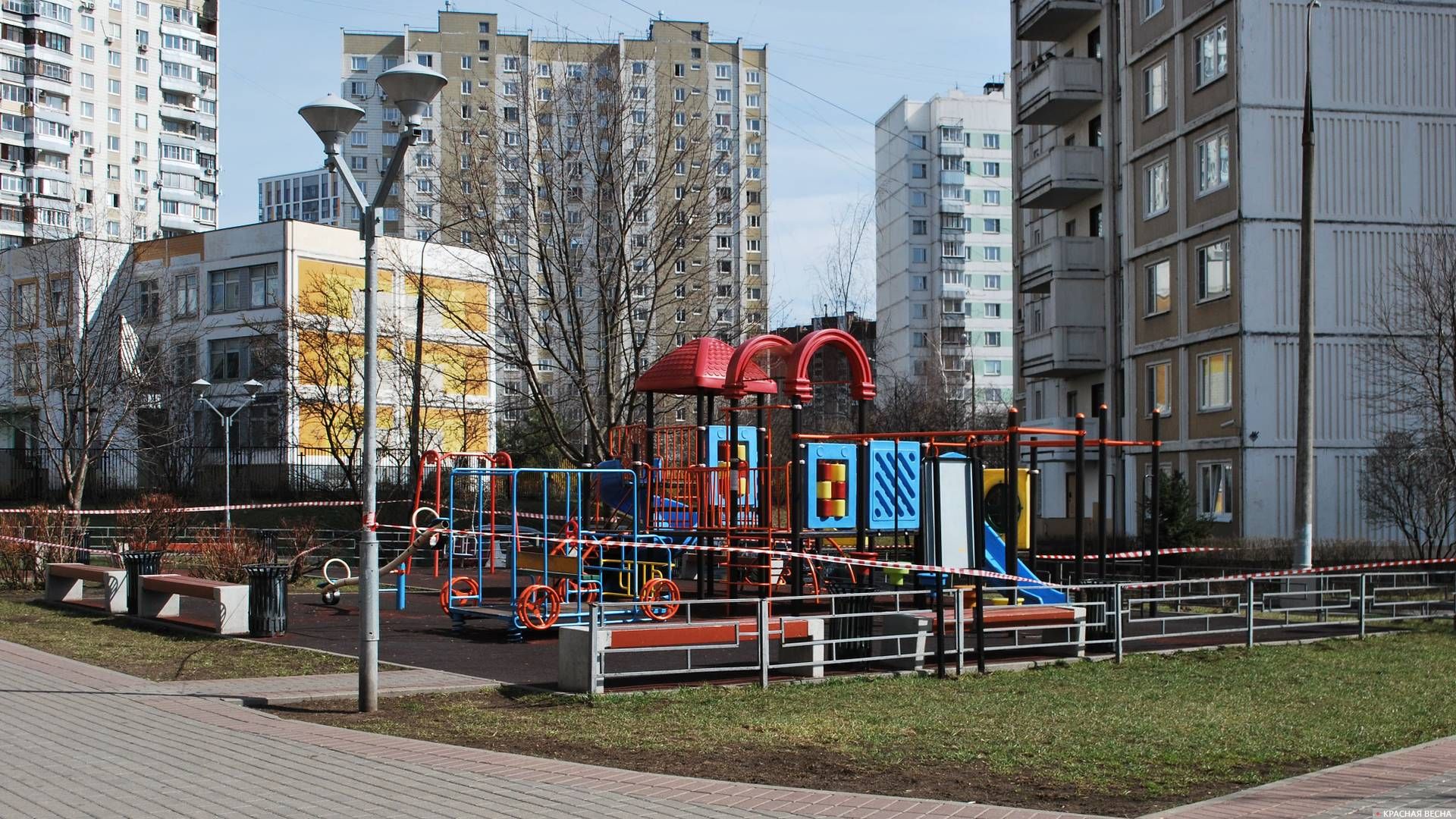 Москва. Детская площадка «на карантине»